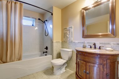 Tan duş perdesi ile muhteşem banyo.