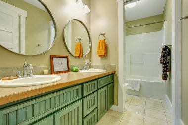Yeşil dolapları ile güzel banyo.