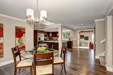 Cam masa mükemmel yemek Oda.