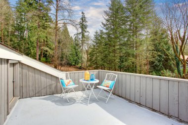 Q manzaralı güzel bir şekilde döşenmiş balkon.