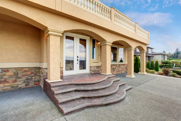 Large beautiful home with beamed balcony. — Stock Photo, Image