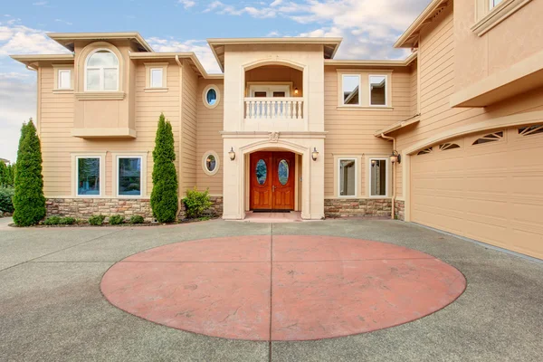 Large beautiful home with beamed balcony. — Stock Photo, Image