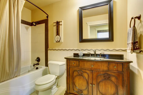 Autentyczny styl łazienka z okrojona prysznicem kurtyna. — Zdjęcie stockowe