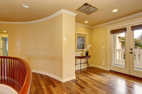 Unfurnished room with hardwood floor. — Stock Photo, Image