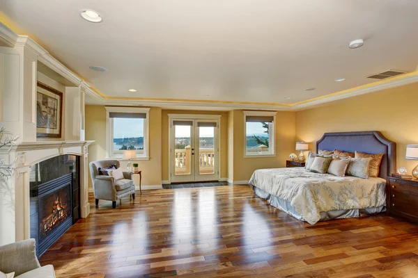 Large elegant master bedroom with fireplace. — Stock Photo, Image