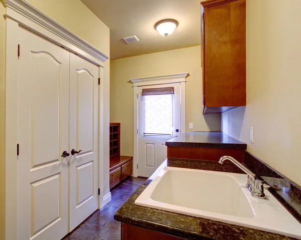 Large laundry room with nice counters. — Stock Photo, Image