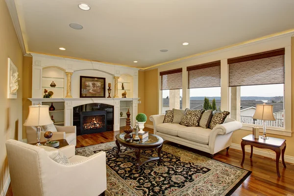 Excellent living room with decorative rug. — Stock Photo, Image