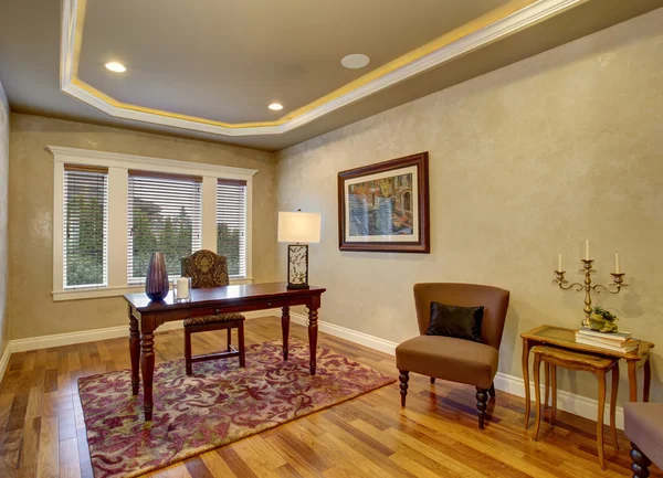 Excelente sala de estar com tapete decorativo . — Fotografia de Stock