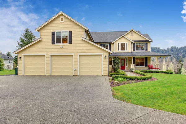 Classic American home with yellow exterior, and three garage spa — Stock Photo, Image