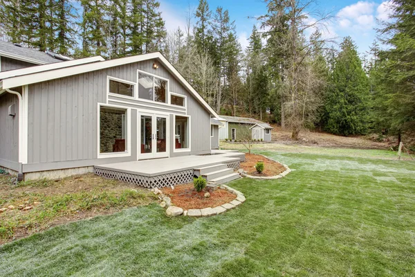 Schöner Hinterhof mit Veranda und Gras. — Stockfoto