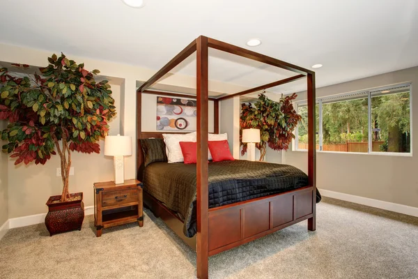 Элегантная спальня с деревьями и черными кроватями . — стоковое фото