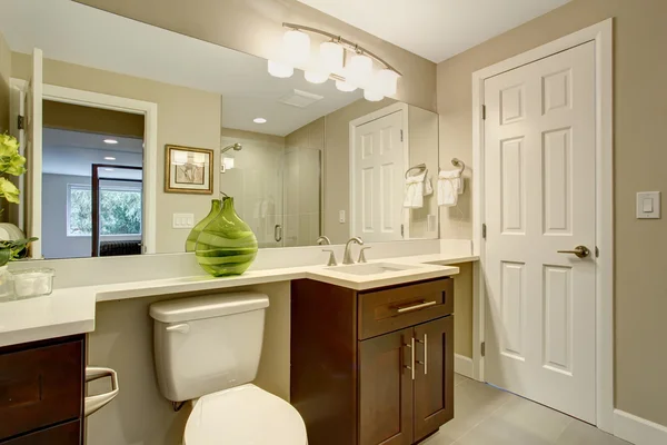 Beautiful bathroom with green vase. — Stock Photo, Image