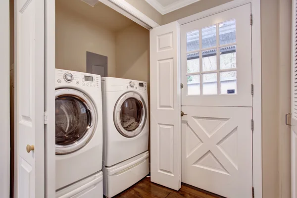 Small laundry area with washer and dryer. — Stock Photo, Image