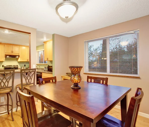 Pequeña cocina y comedor con mesa cuadrada . — Foto de Stock