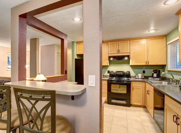 Kleine Küche und Esszimmer mit quadratischem Tisch. — Stockfoto