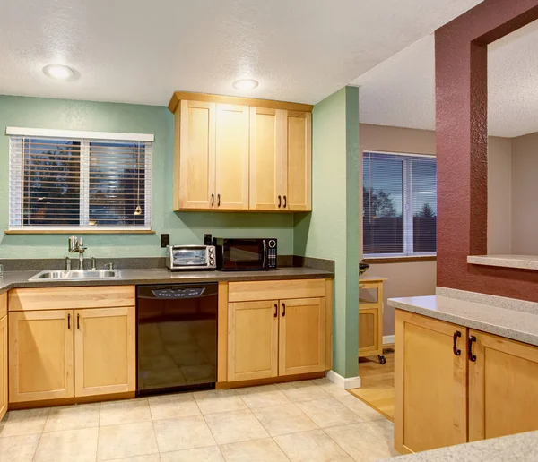 Pequeña cocina y comedor con mesa cuadrada . — Foto de Stock