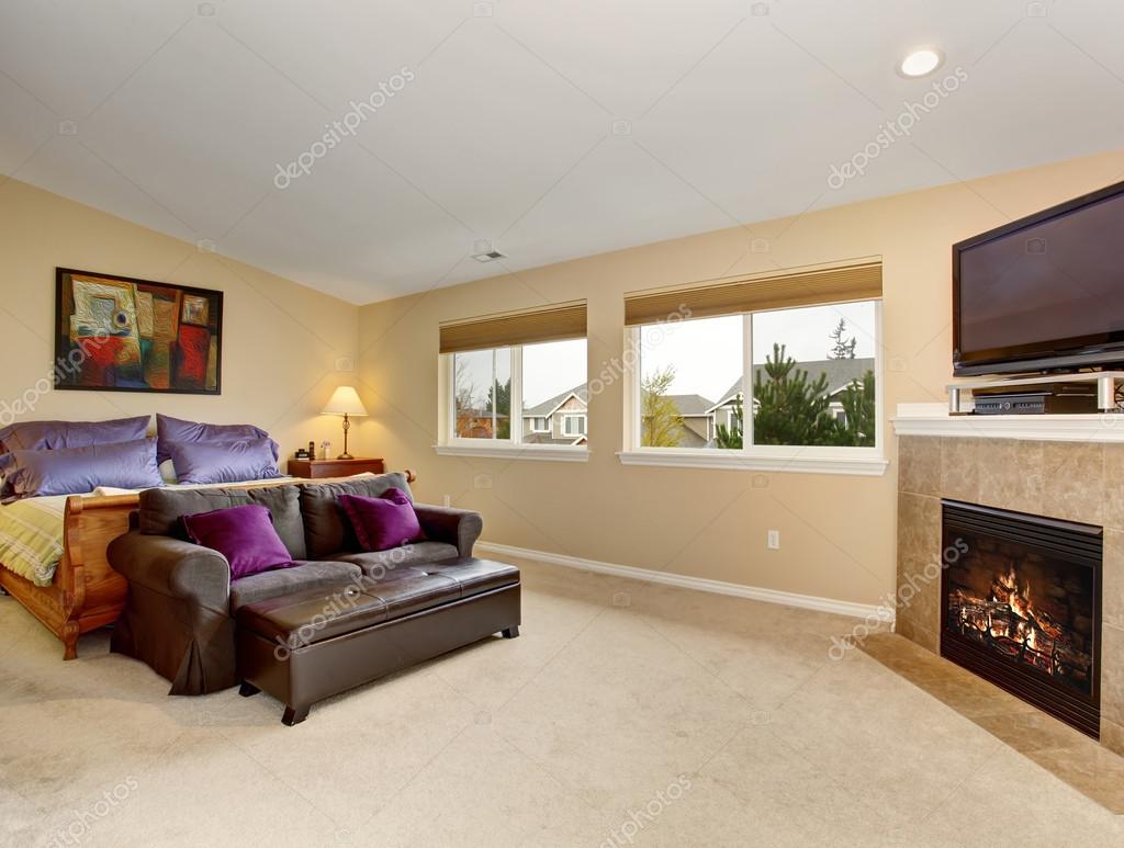 Grote slaapkamer met open haard en tv — Stockfoto © iriana88w #79408964 Grote slaapkamer met open haard en tv — Stockfoto © iriana88w #79408964