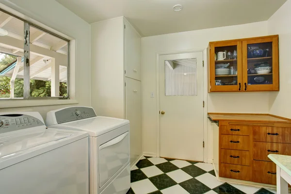 Ruang cuci asli dengan lantai ubin kotak-kotak . — Stok Foto