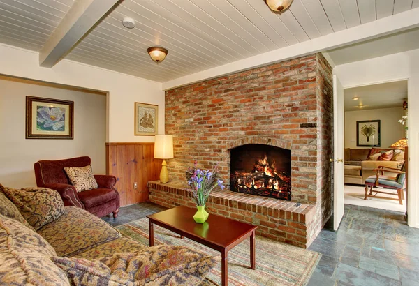 Obývací pokoj s kamenné dlaždice flor. — Stock fotografie