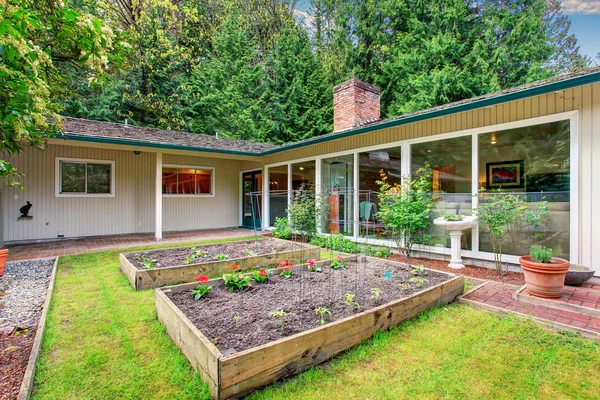 ガーデン エリアと完璧な裏庭. — ストック写真