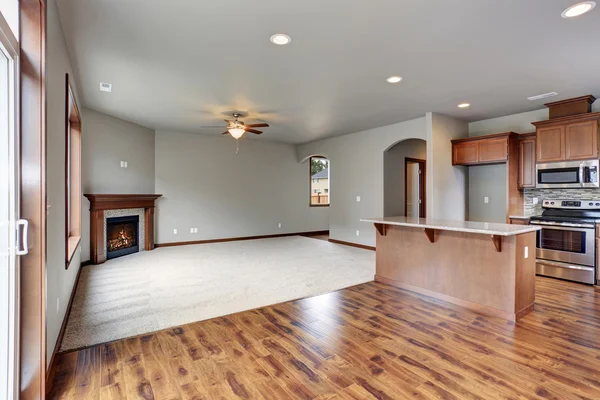 New unfurnished living room with fireplace. — Stock Photo, Image