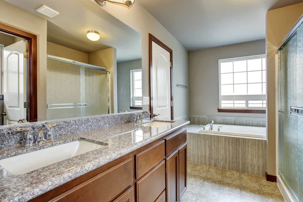 现代浴室配有独立卫生间的房间. — 图库照片