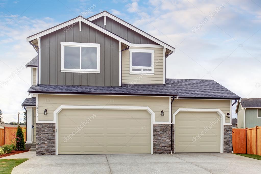 Simple Northwest town house with nice garage.