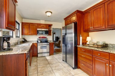 Büyük karo zemin ile iyi tanımlanmış mutfak.