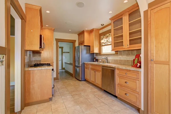 Traditional kitchen with stainless steel fridge. — Stock Photo, Image