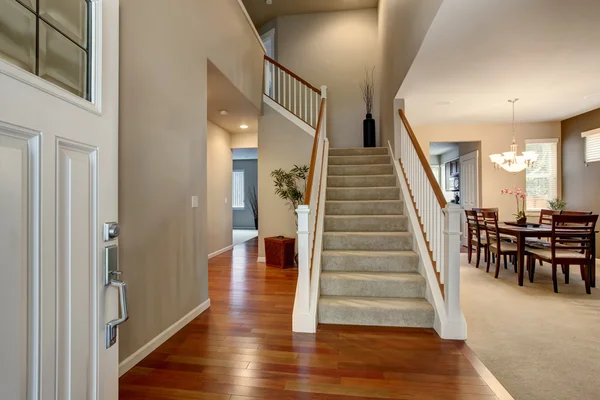 Modern entry way in northwest home. — Stock Photo, Image