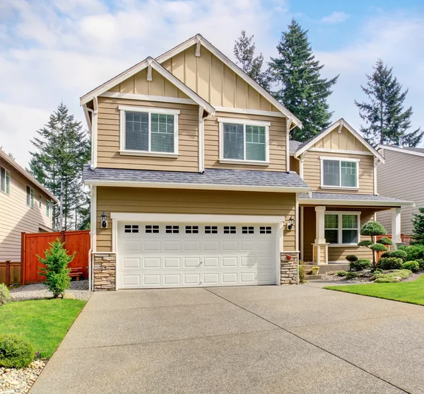 Modern northwest home with tan exterior, and garage. — Stock Photo, Image