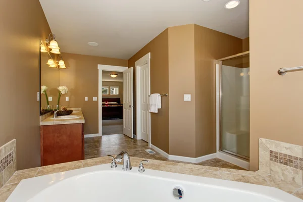 Master badkamer met luxe bad. — Stockfoto