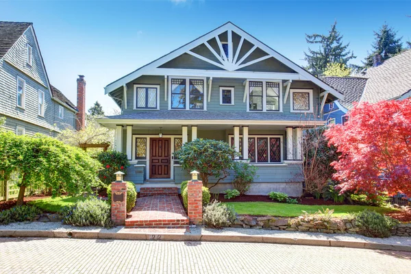 Prachtige Amerikaanse Huis met blauwe buitenkant. — Stockfoto