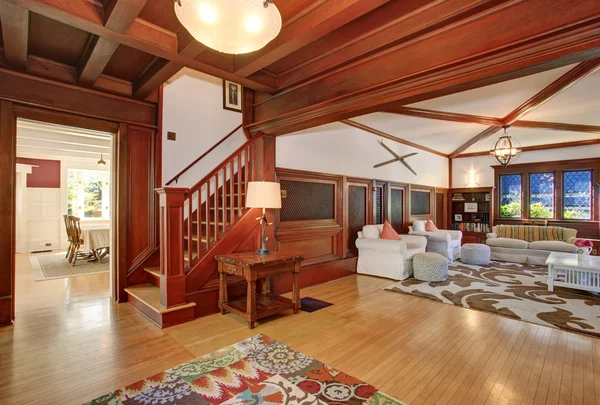 Auténtica sala de estar con alfombra decorativa marrón y blanca . — Foto de Stock