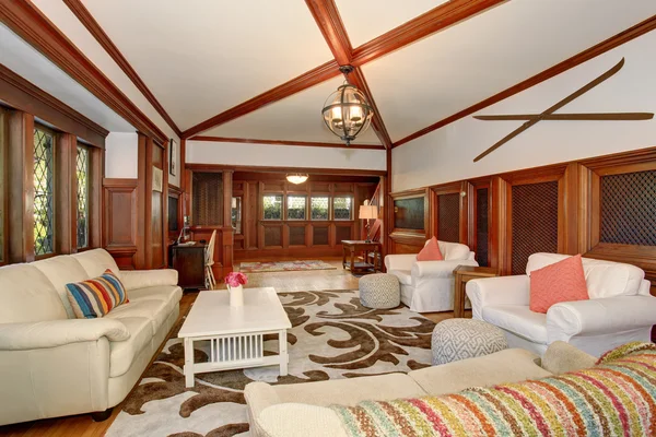Auténtica sala de estar con alfombra decorativa marrón y blanca . —  Fotos de Stock