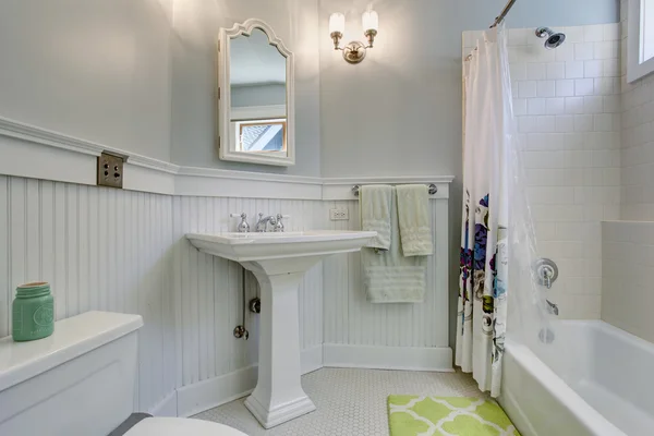 Salle de bain de style vintage avec intérieur blanc . — Photo