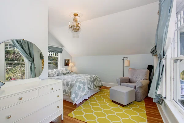 Светлая спальня с пастельными весенними цветами . — стоковое фото