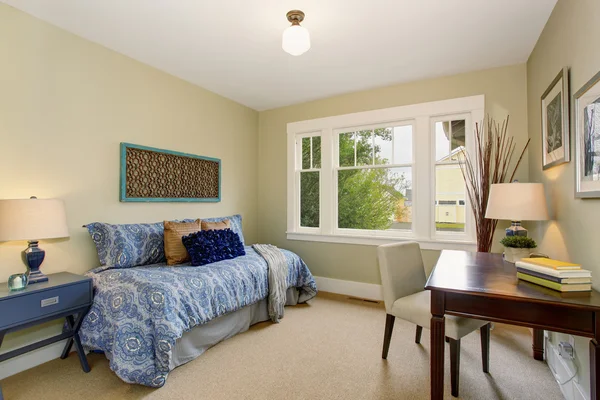 Άνετο σπίτι, γραφείο ή αναζήτηση δωμάτιο με μπλε κρεβάτι. — Φωτογραφία Αρχείου