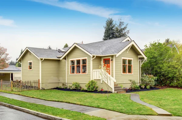 Mooi Amerikaans huis met gras gevuld gazon. — Stockfoto