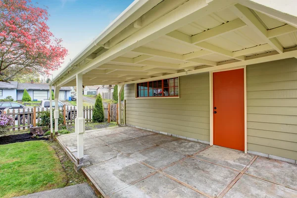 Perfect fenced back yard woth a deck. — Stock Photo, Image