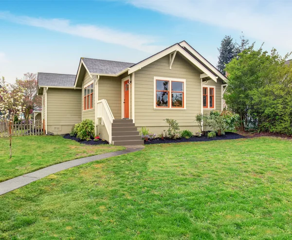 Bella casa americana con erba prato pieno . — Foto Stock