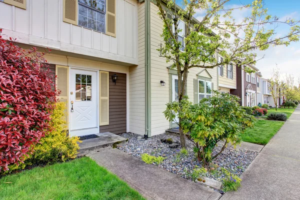 Perfecto apartamento de entrada con puerta blanca . — Foto de Stock