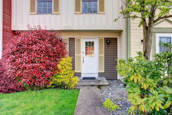 Perfecto apartamento de entrada con puerta blanca . — Foto de Stock