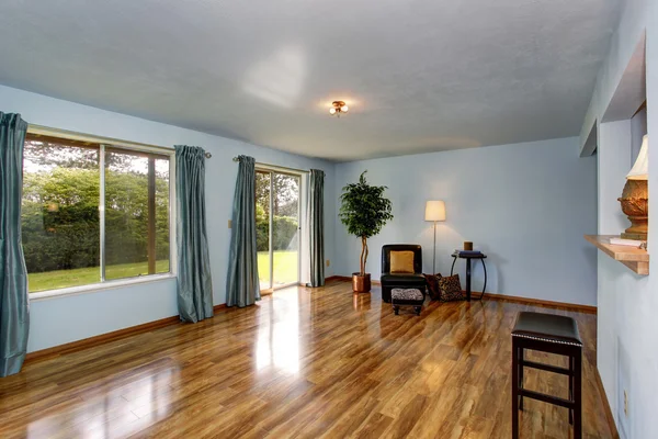 Sala de estar secundaria con interior azul y suelo de madera . —  Fotos de Stock