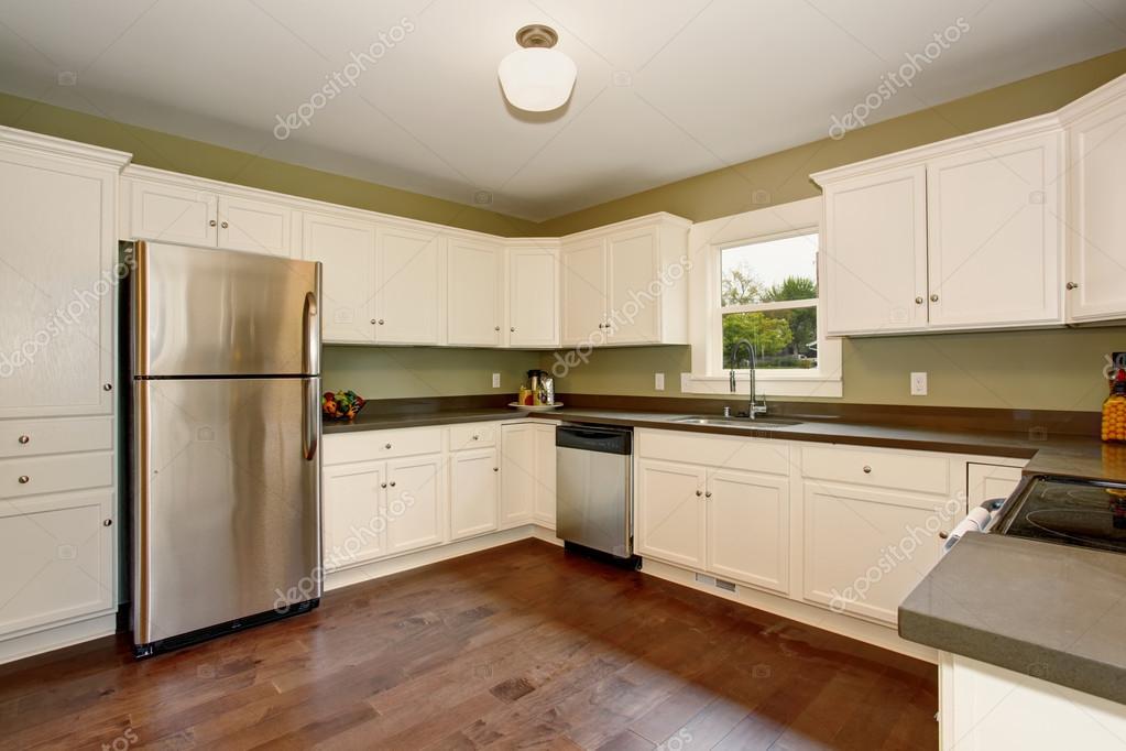 Klassieke keuken met groen interieur verf, en wit kasten — Stockfoto ... Klassieke keuken met groen interieur verf, en wit kasten — Stockfoto ...