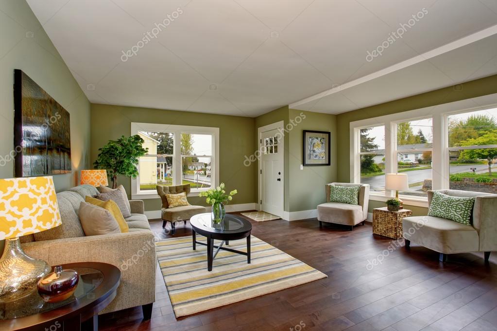Mooie woonkamer met groene en gele thema — Stockfoto © iriana88w ... Mooie woonkamer met groene en gele thema — Stockfoto © iriana88w ...