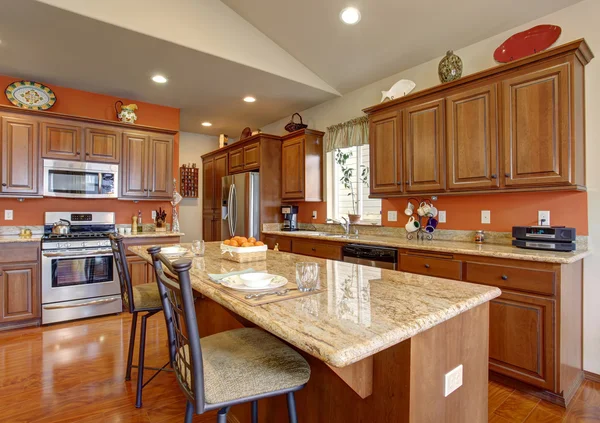 Amerikaanse traditionele keuken met glanzende hardhouten vloer. — Stockfoto