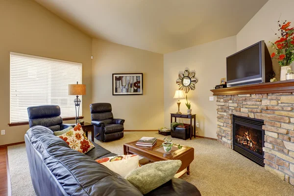 Dokonalé obývací pokoj s koženým nábytkem a krbem. — Stock fotografie