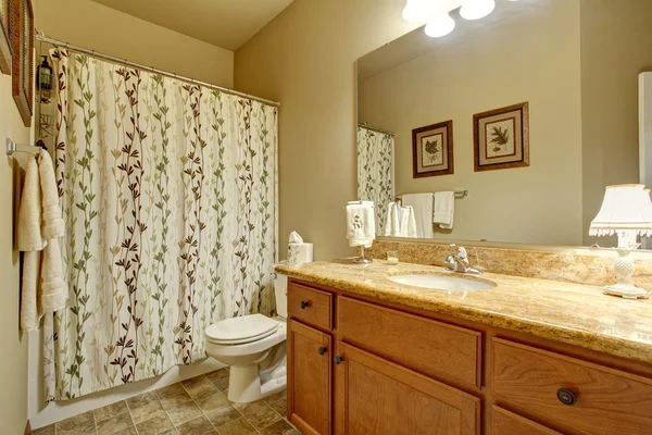Moderne badkamer met decoratieve douchegordijn. — Stockfoto