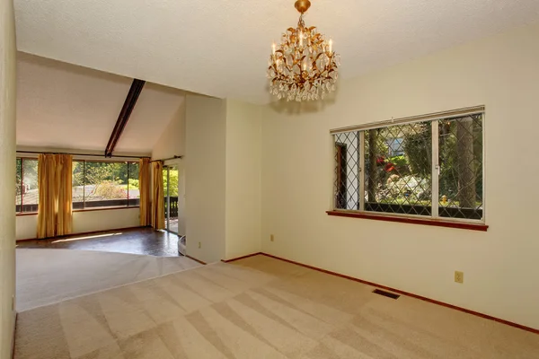Habitación vacía con alfombra y una lámpara de araña . — Foto de Stock